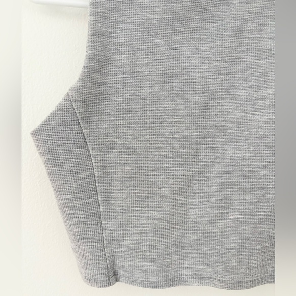 Alo Yoga Dove Grey Heather Micro Waffle Built In Bra Mock Neck Crop Tank Small - Picture 4 of 8